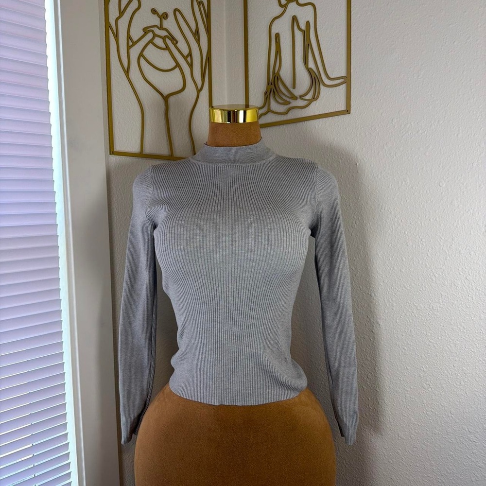 Blue Blossom gray ribbed mock neck long sleeve top in size S